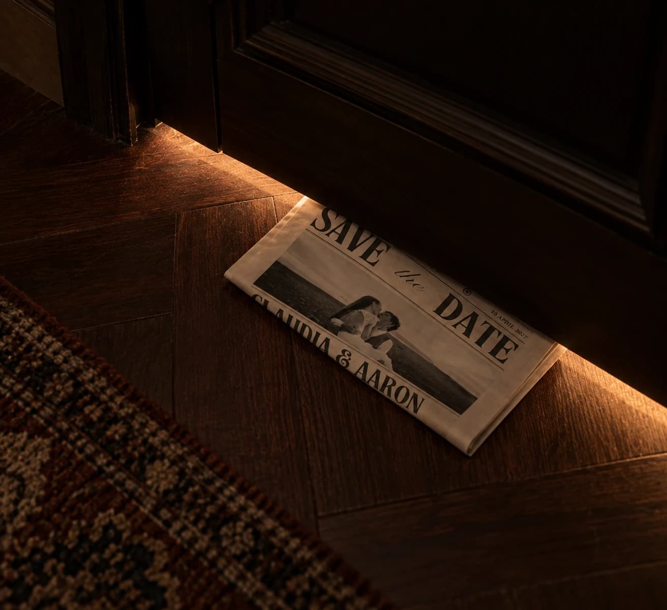 Save-the-Date im Zeitungsstil unter einer Holztür