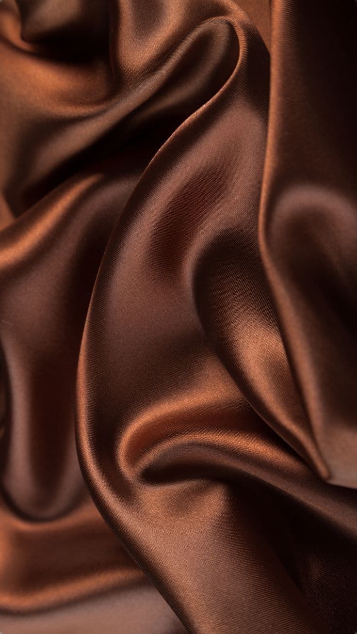 Fliessender bronzefarbener Satin-Stoff