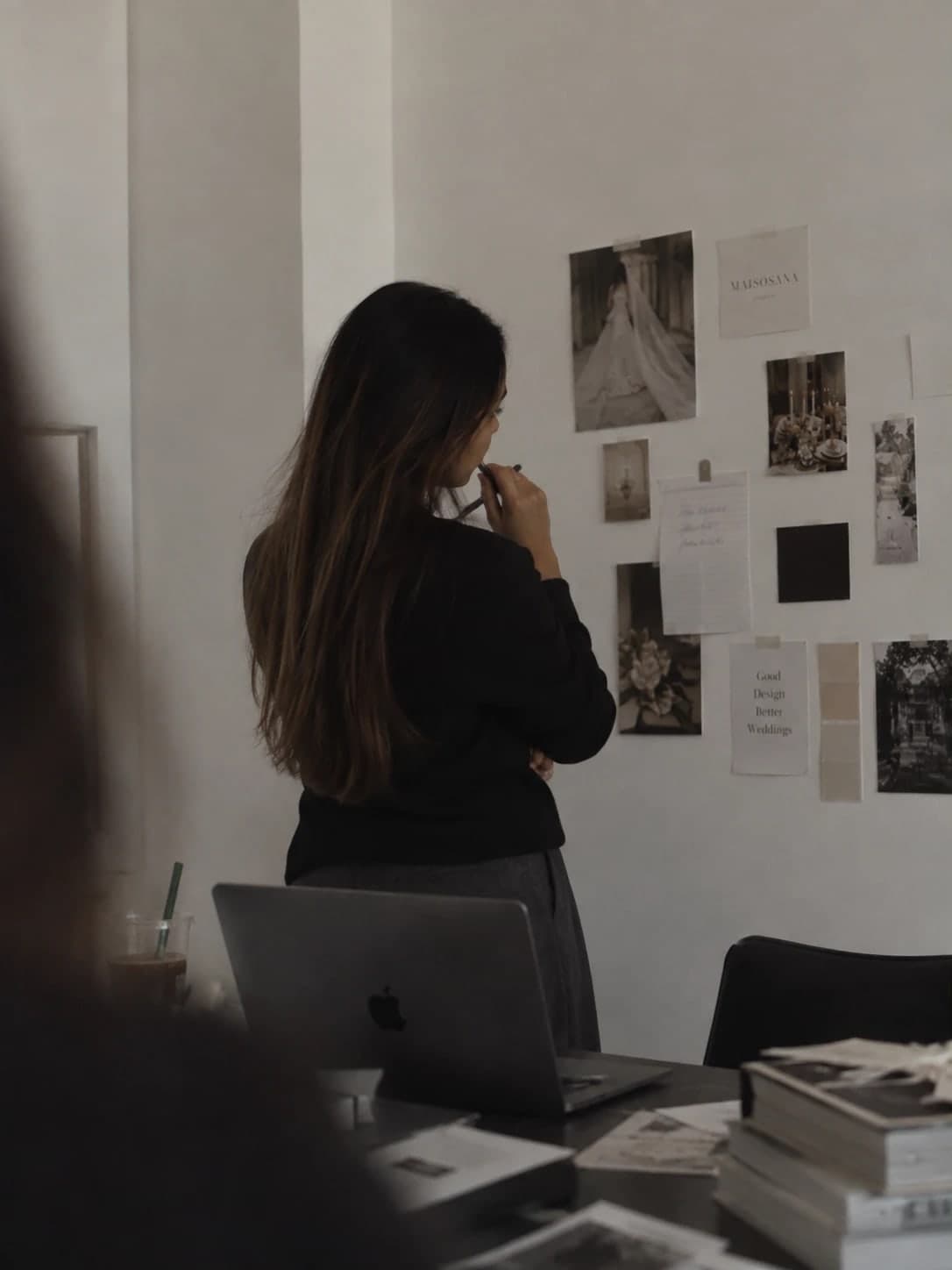Eladsana Kuganesan vor ihrer Moodboard-Wand im Atelier